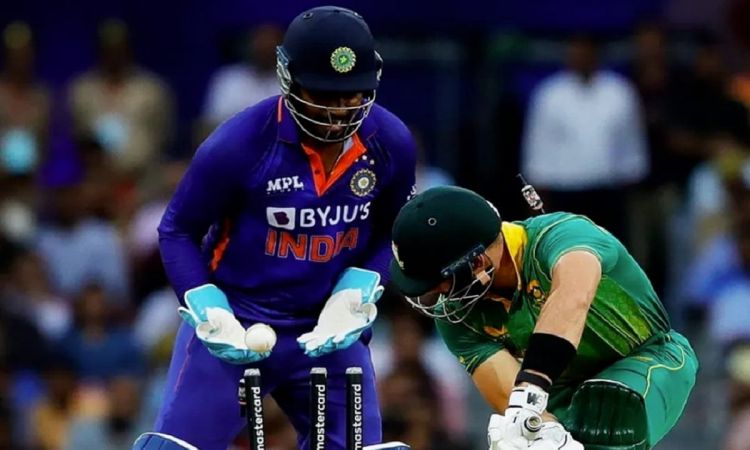 Cricket Image for WATCH: Kuldeep Cleans Up Makram; Reminds Fans Of Famous World Cup 2019 Dismissal