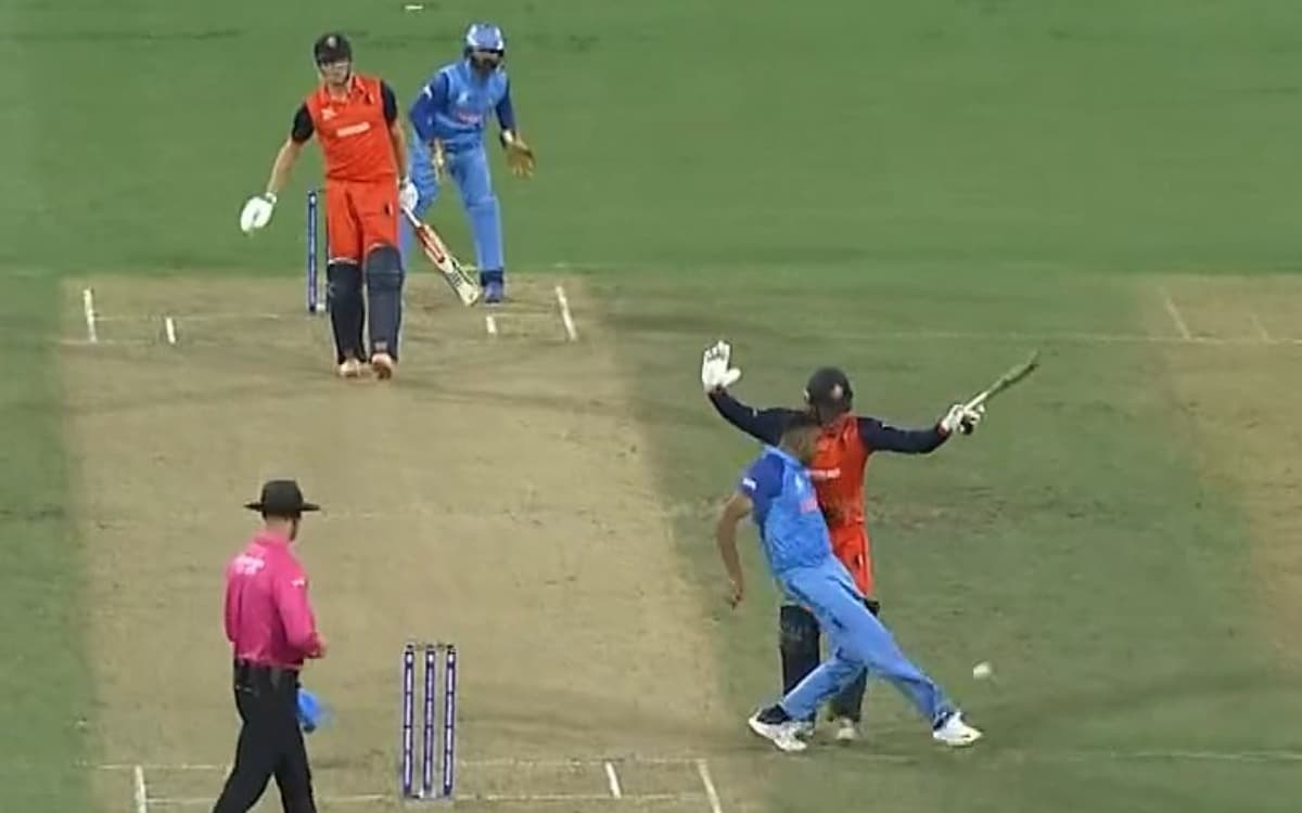 Cricket Image for 1 रन बचाने के लिए अश्विन बने फुटबॉलर, रोहित की भी छूटी हंसी; देखें VIDEO