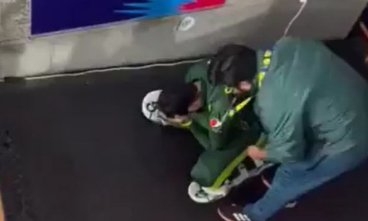 Cricket Image for घुटने पर बैठकर खूब रोया पाकिस्तानी खिलाड़ी, जिम्बाब्वे से मिली हार नहीं कर सका बर्