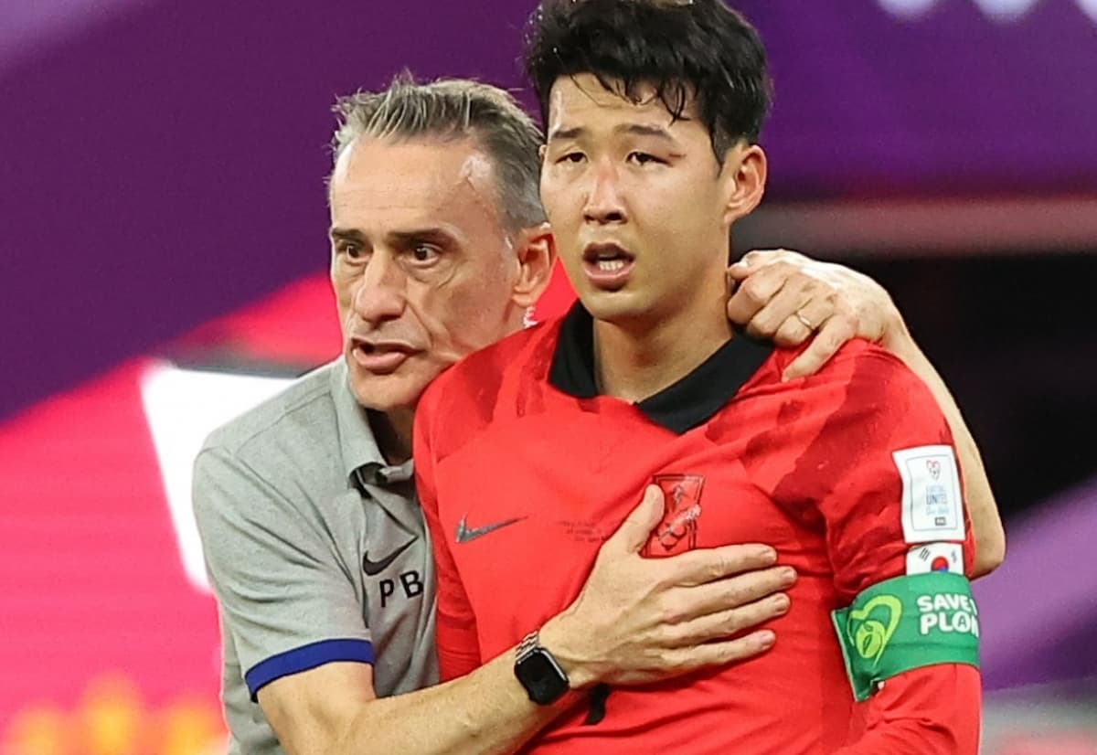 Al Rayyan : South Korea head coach Paulo Bento comforts his team's captain Son Heung-min