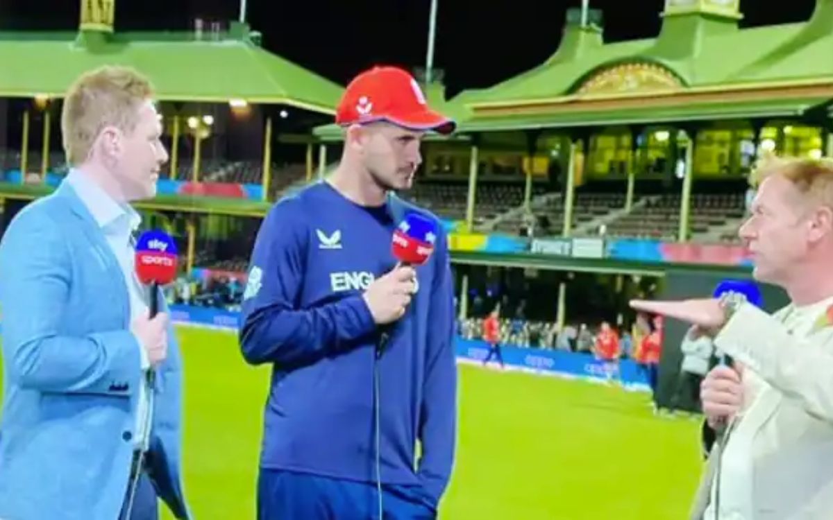 Cricket Image for VIDEO : एलेक्स हेल्स ने किया मोर्गन को तगड़ा इग्नोर, 3 मिनट के इंटरव्यू में मुड़कर