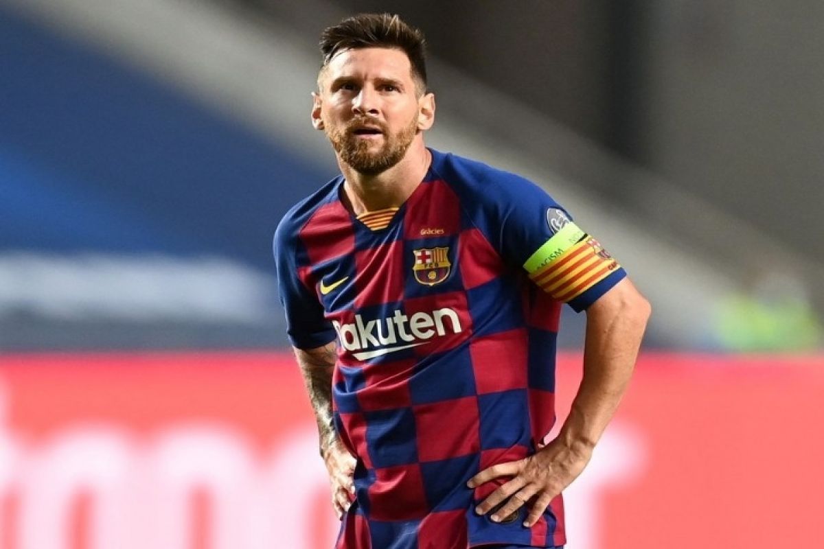 Lionel Messi of Barcelona reacts after his team concede during