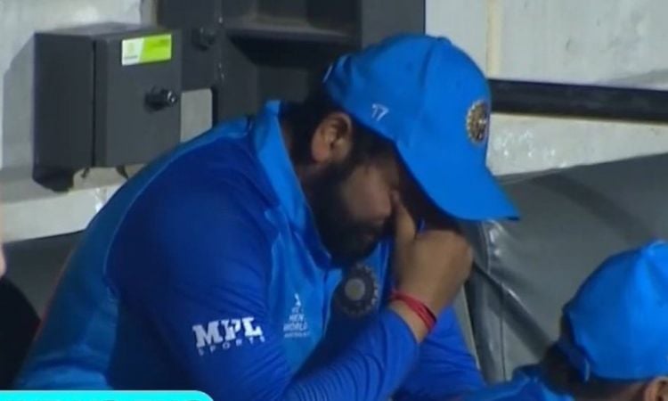 Cricket Image for VIDEO: कोने में छिपकर रोते दिखे रोहित शर्मा, राहुल द्रविड़ ने दिया हिटमैन को कंधा