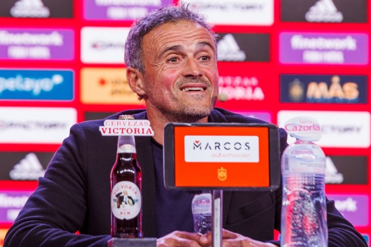 Spain coach Luis Enrique looks to youth in World Cup squad.