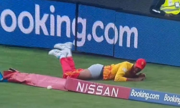 Cricket Image for Barmy Army ने फिर पार की हदे, VIDEO शेयर कर उड़ाया जिम्बाब्वे के खिलाड़ी का मज़ाक