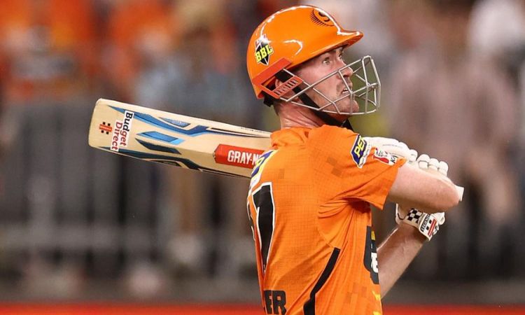 BBL 12: Perth Scorchers win by 3 wickets after falling apart in the middle!