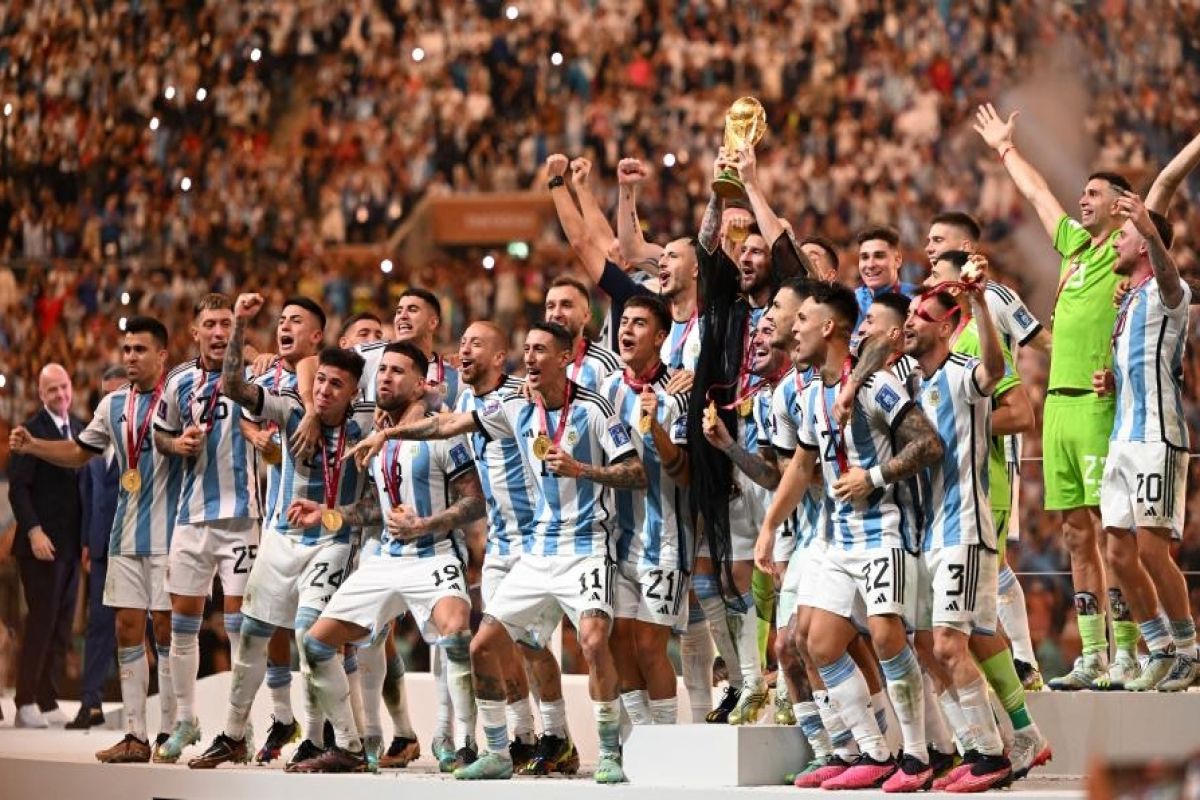 Lusail : Winner Team Argentina celebrate during the awarding ceremony of the 2022 FIFA World Cup at 
