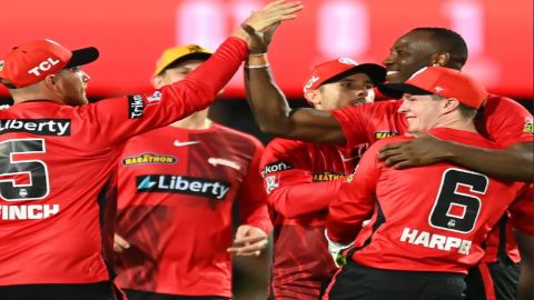 BBL 12: Melbourne Renegades defeated Brisbane Heat by 22 runs!