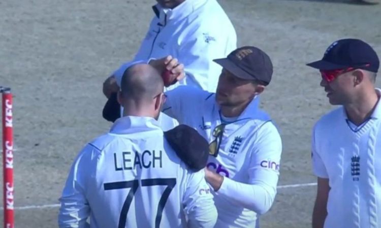 Cricket Image for VIDEO : जो रूट ने लगाई कमाल की बुद्धि, जैक लीच के सिर पर रगड़ कर चमकाई बॉल
