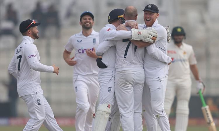 Pakistan are bowled out on 202 in the first innings