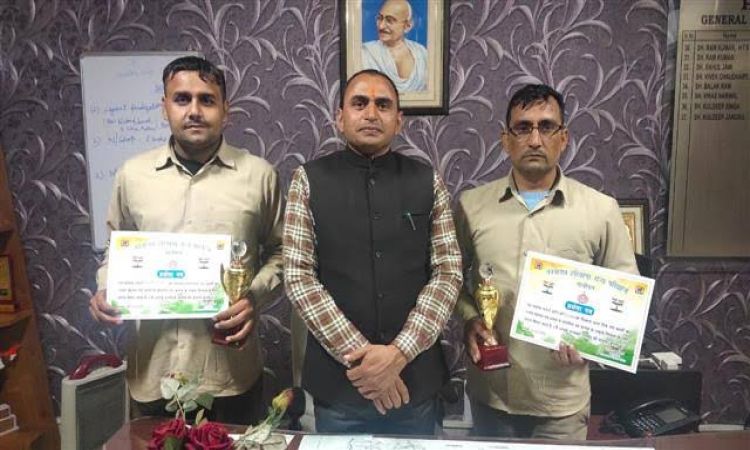 Bus driver Sushil Kumar and Conductor Paramjit Singh were honoured for helping Rishabh Pant during t