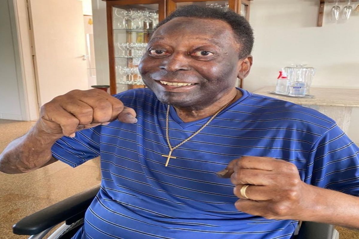 Pele to remain in hospital due to infection.