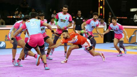 PKL 9: Sonu's super 10 helps Gujarat Giants tie match with Jaipur Pink Panthers 51-51