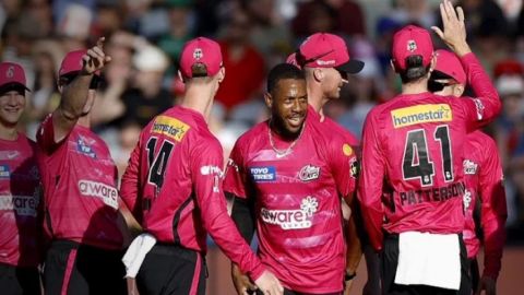 BBL 12: Sydney Sixers won by 6 wickets against Melbourne Renegades!