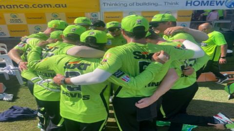 Sydney Thunder win the match comfortably at the end by 62 runs against a star-studded Hurricanes bat