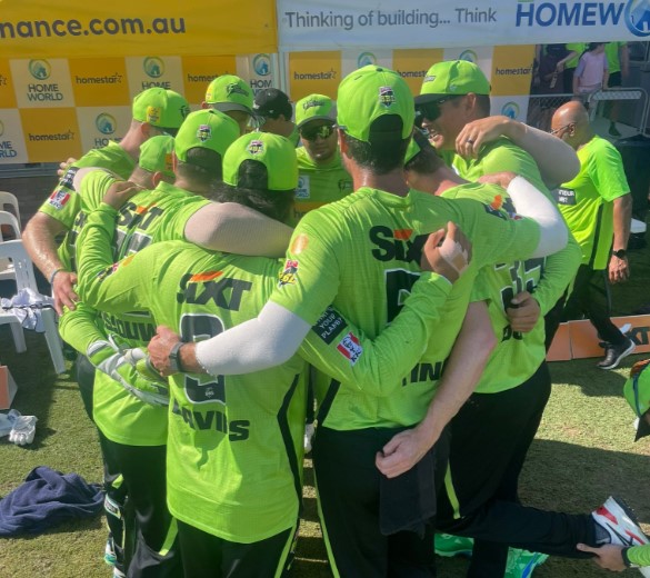 Sydney Thunder win the match comfortably at the end by 62 runs against a star-studded Hurricanes bat Sydney Thunder win the match comfortably at the end by 62 runs against a star-studded Hurricanes bat
