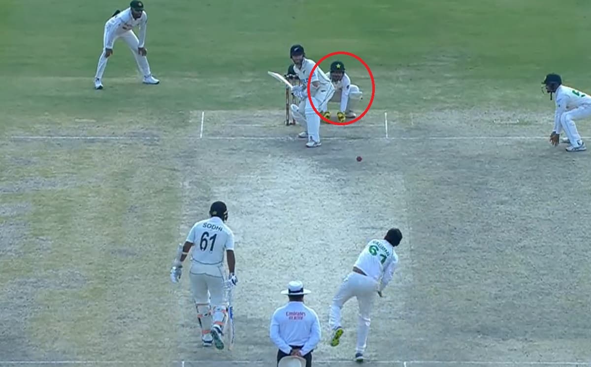 Cricket Image for DHONI बनना चाहते थे सरफराज अहमद, गेंद भी नहीं सके पकड़ लुटाए 5 रन; देखें VIDEO