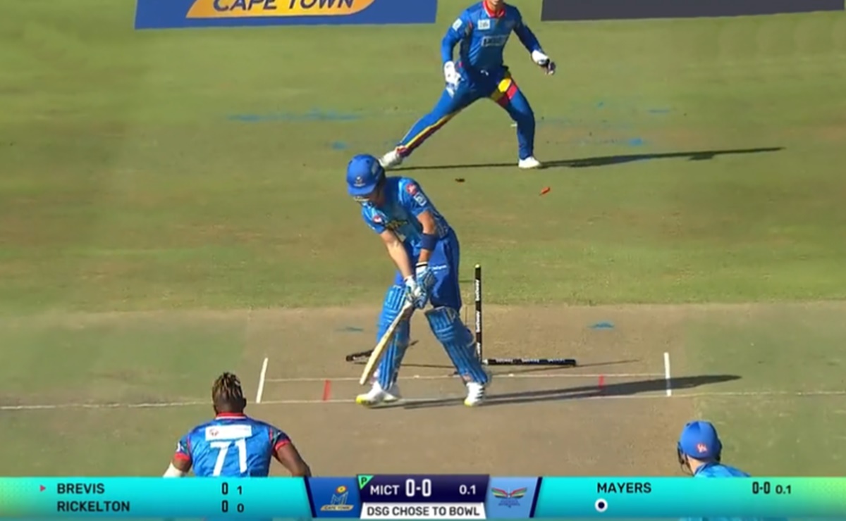 Cricket Image for SA20: काइल मेयर्स ने हवा में तेराई गेंद, उखड़ गए बेबी AB के स्टंप, देखें वीडियो 