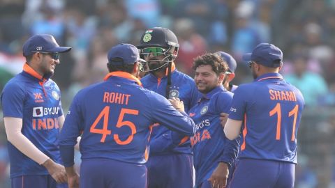 2nd ODI: कुलदीप यादव ने वापसी पर किया धमाकेदार प्रदर्शन, मोहम्मद सिराज के साथ मिलकर श्रीलंका को 215 