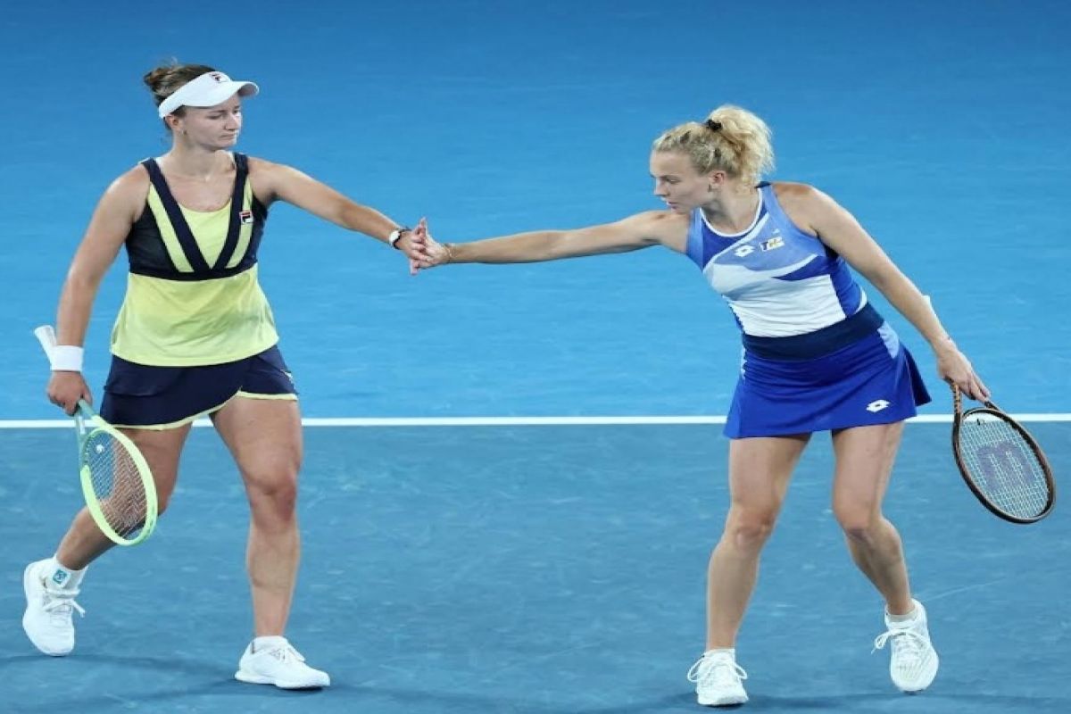 Australian Open: Czech mates Krejcikova and Siniakova clinch second straight title in Melbourne