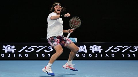 Australian Open: Tsitsipas overcomes Sinner to reach quarterfinals