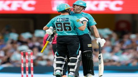 BBL 12: Brisbane Heat beat Sydney Sixers by 15 runs!