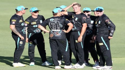 BBL 12: Brisbane Heat wins a close match vs Melbourne Stars by 4 runs!