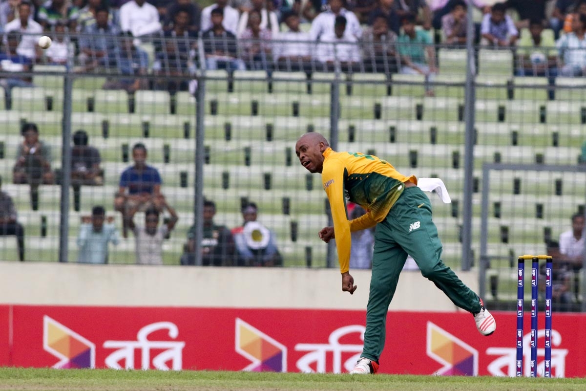 Dhaka (Bangladesh): South African bowler batsman Aaron Phangiso in action during the 1st T20 match b
