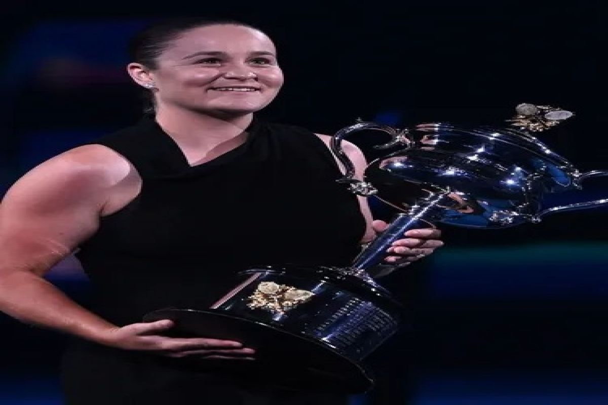 Former No1 Ashleigh Barty Reunites With Australian Open Trophy On Cricketnmore 