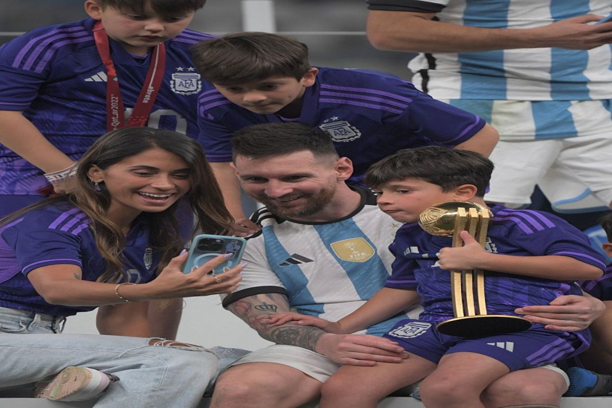 Lusail:Argentina's Lionel Messi sits with his wife Antonella Roccuzzo after the World Cup final socc