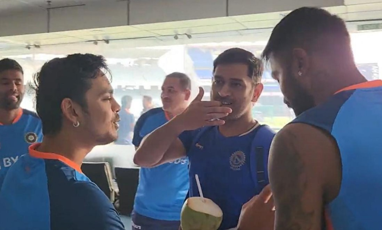न्यूजीलैंड के खिलाफ मैच से पहले टीम इंडिया के खिलाड़ियों से मिलने पहुंचे धोनी, देखें VIDEO