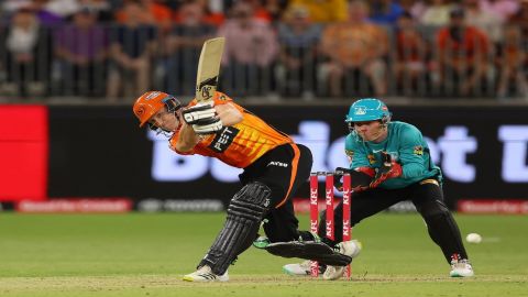 BBL 12: Perth Scorchers beat Brisbane Heat by 7 wickets!