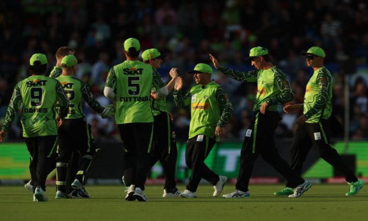 BBL 12: Sydney Thunder jumped to the fourth spot with a convincing win over Melbourne Renegades!