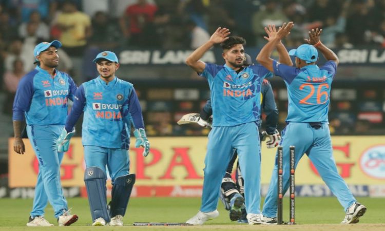 'New pace sensation of India,' Umran Malik takes 3 wickets against Sri Lanka!