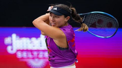 United Cup: Pegula shocks Swiatek to give USA 1-0 lead over Poland