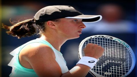 US Open: Iga Swiatek trounces former champ Sloane Stephens; Pegula advances.
