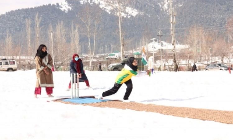Army organises women's snow cricket tournament in Kashmir