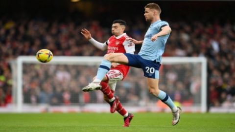 Arsenal held, Spurs thrashed in Premier League
