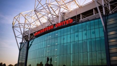 Emir of Qatar enters race to buy Manchester United