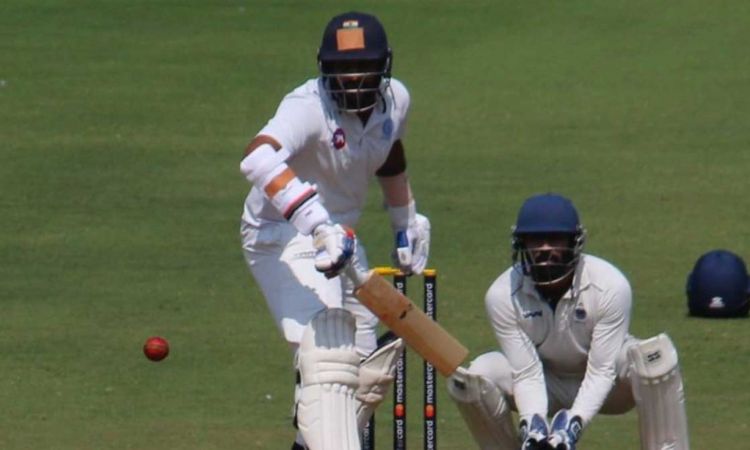 Vihari Walks out Again to Bat With Fractured Arm, Smashes Powerful Boundaries with One Hand!