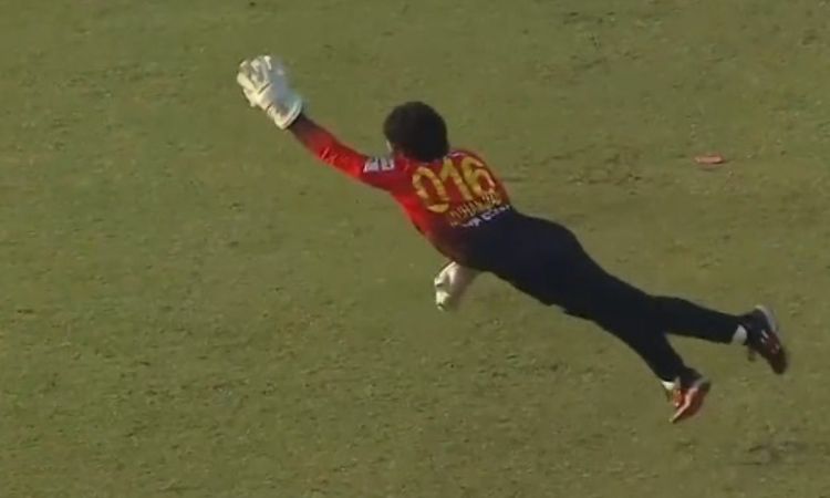 Cricket Image for VIDEO : सुपरमैन बने मोहम्मद रिजवान, हवा में उड़कर एक हाथ से पकड़ा अद्भुत कैच