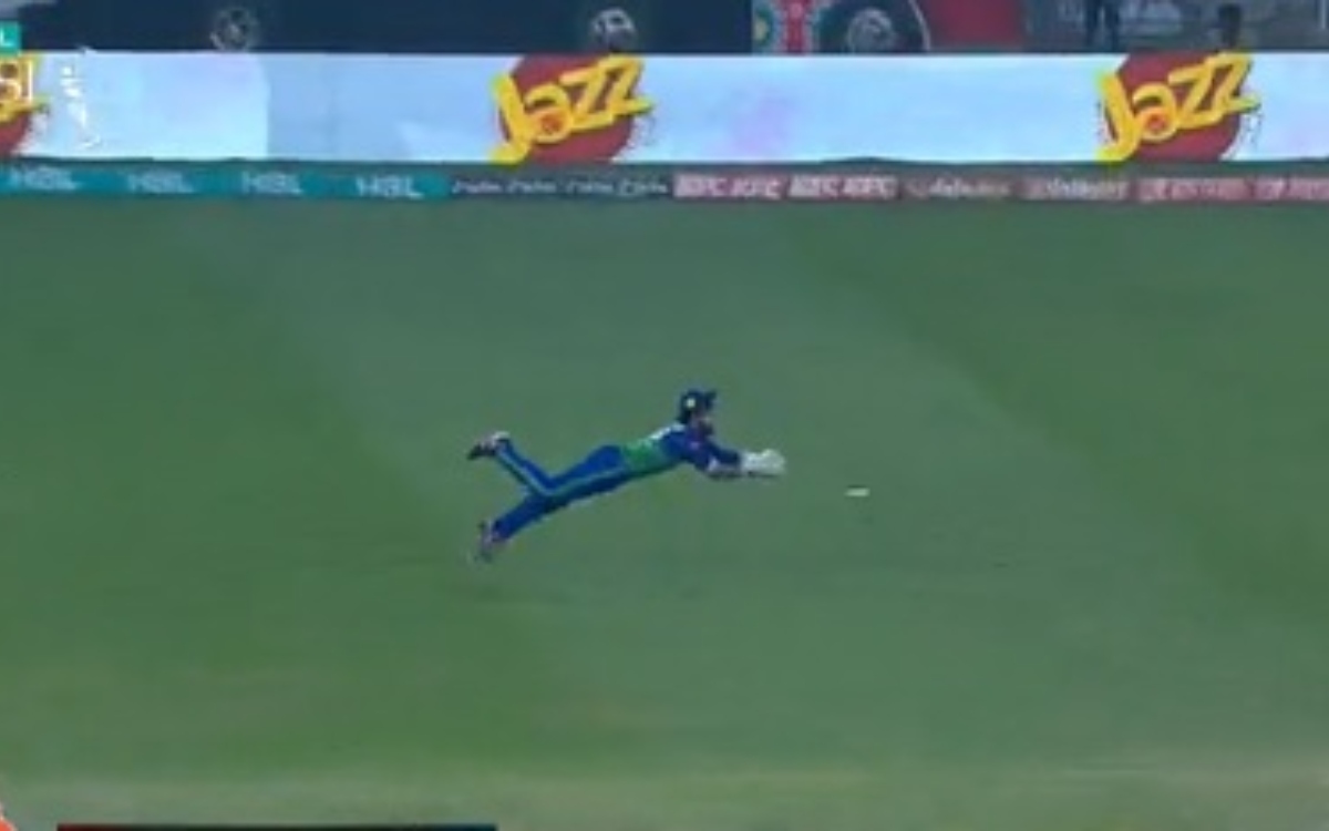 Cricket Image for VIDEO : मोहम्मद रिजवान बने सुपरमैन, हवा में छलांग लगाकर पकड़ा करिश्माई कैच