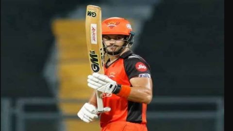 Mumbai :Sunrisers Hyderabad Aiden Markram raises his bat after scoring half century during IPL crick