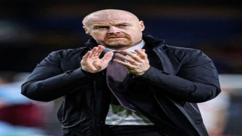 Dyche gets winning start at Everton, while Man Utd hang on, Liverpool crash again