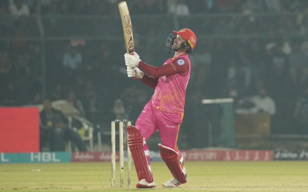 Cricket Image for VIDEO : कॉलिन मुनरो ने मारा गगनचुंबी छक्का, स्टेडियम की छत पर गिरी गेंद