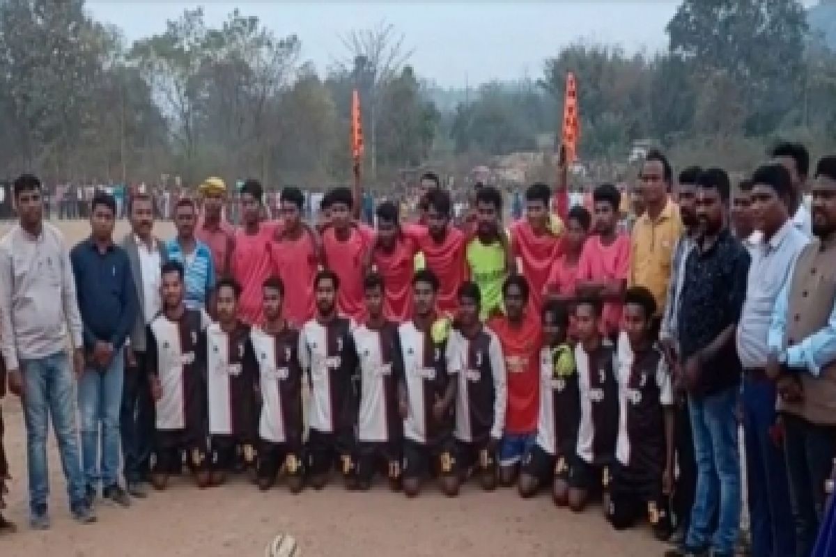 Unique football competition in this village of Jharkhand, 16 teams of sons-in-law compete.