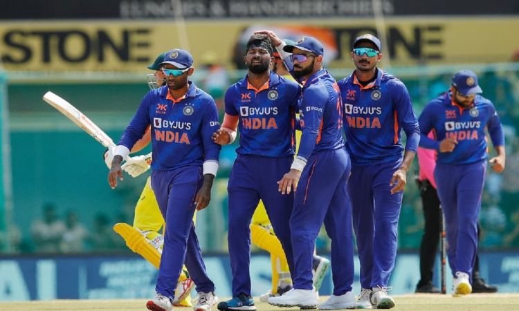 Chennai : Indian player Hardik Pandya celebrates the dismissal of Steve Smith with teammates during 