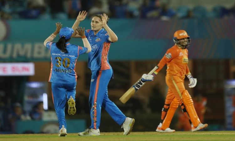 WPL 2023: मुंबई की सायका इशाक ने किया कमाल, पारी की पहली गेंद पर विकेट लेने वाली पहली गेंदबाज बनीं