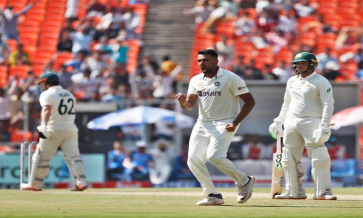 India picked up two quick wickets in the first session of the 4th Test to put Australia on the back 