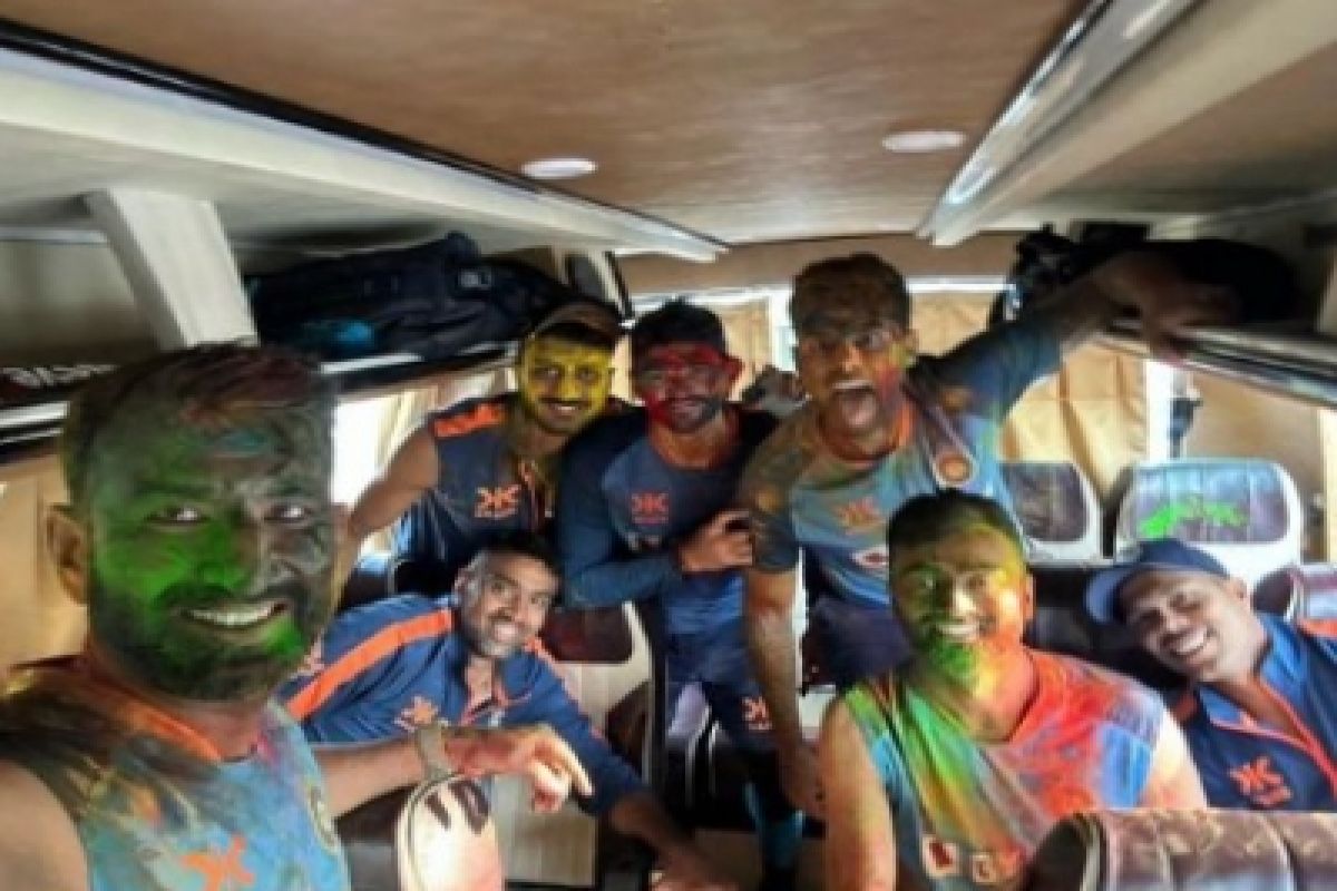 Indian team enjoys Holi in team bus ahead of 4th Test in Ahmedabad